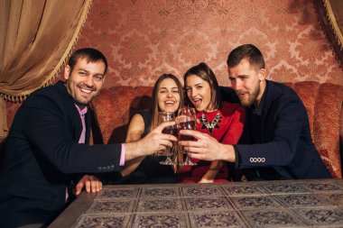 İki genç gülümseyen mutlu şenlikte şampanya ile çiftler