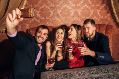 partide iki güzel çiftler bir selfie ile gözlük al