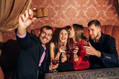 partide iki güzel çiftler bir selfie ile gözlük al