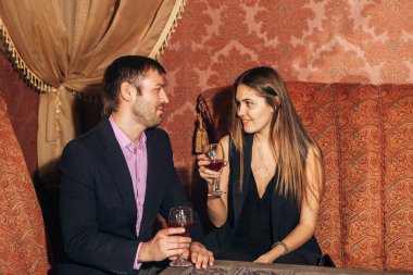 lüks bir restoranda oturan ve konuşmak güzel Çift