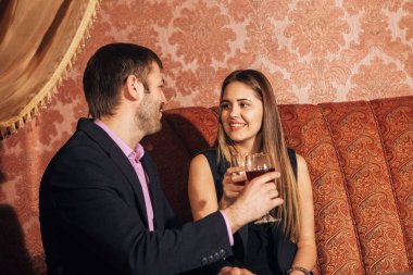 lüks bir restoranda oturan ve konuşmak güzel Çift