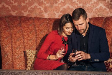 restoranda genç bir çift flört ve şarap içme