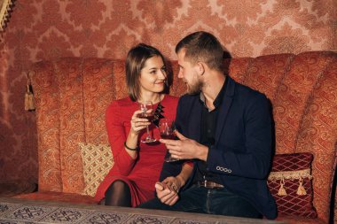 Restoranda flört genç Çift