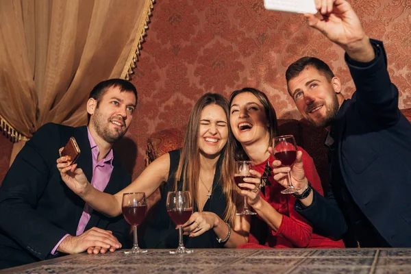 Two couples at the party take a selfie with glasses — Stock Photo, Image
