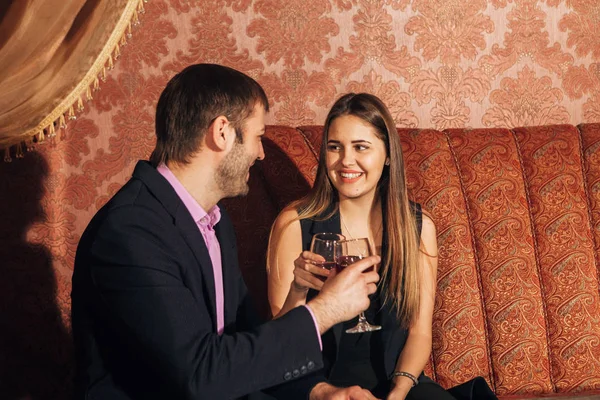 lüks bir restoranda oturan ve konuşmak güzel Çift