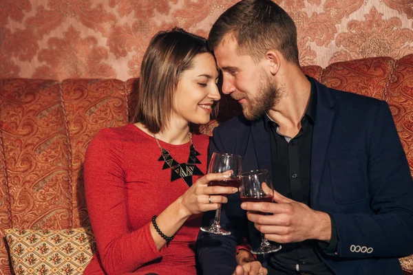 Giovane coppia flirtare al ristorante — Foto Stock