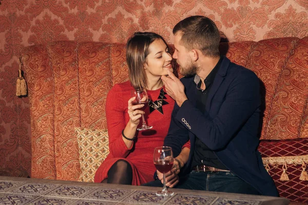 Giovane coppia flirtare al ristorante — Foto Stock