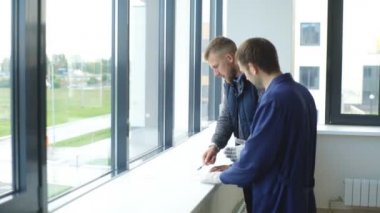 Neşeli genç foreman mimar inşaat sorunları gösteriyor