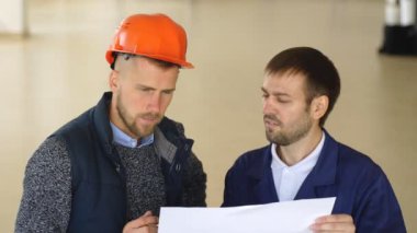 inşaat işçileri bir fabrikada iş yerinde portakal kask ile bir takım