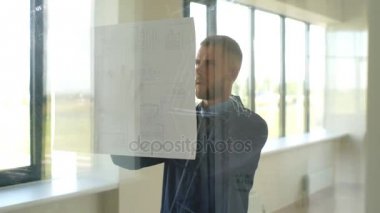 Mimar builder eğitim yerleşim planı odaların, ciddi inşaat mühendisi şantiye belgeleriyle çalışma