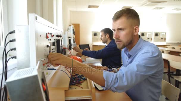 Lavoratori nella sala di controllo, guardando il monitor del computer — Video Stock