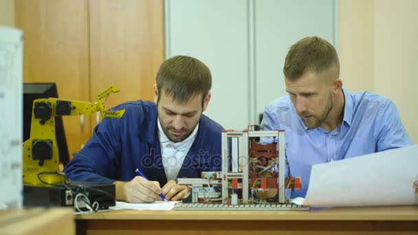 Ingeniería trabajando en el laboratorio — Vídeo de stock