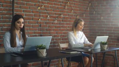 iki kadın çağrı merkezi operatörleri