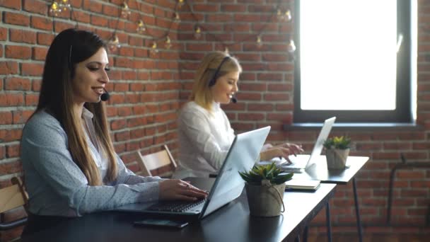 Dos mujeres operadores de centro de llamadas — Vídeos de Stock