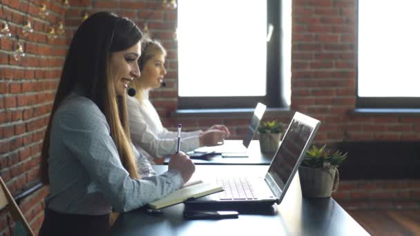 Trabajadora de servicio al cliente, operadora sonriente del centro de llamadas — Vídeos de Stock