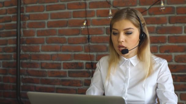 Portret van gelukkig lachend blonde vrouwelijke klant ondersteuning telefoon operator — Stockvideo