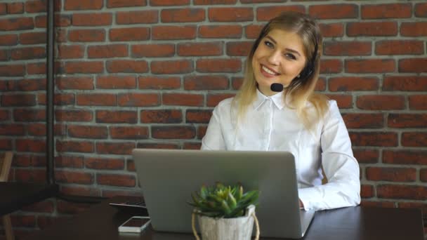 Close-up van een mooie blonde customer service zakenvrouw — Stockvideo