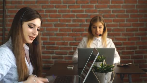 Müşteri Servisi takım kadın çağrı merkezi operatörü telefon gülümseyen — Stok video