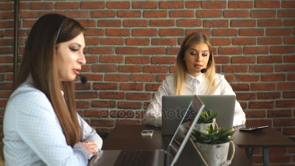 Equipe de atendimento ao cliente call center mulher sorrindo telefone operador — Vídeo de Stock