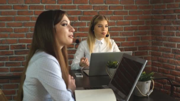 Dos hermosas chicas hablando por teléfono desde el centro — Vídeos de Stock