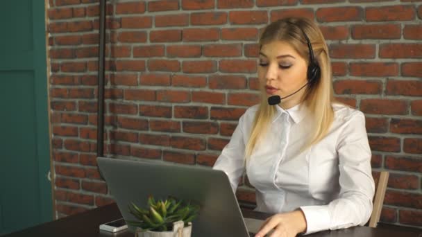 Pozitív szőke lány dolgozik a call center — Stock videók