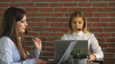 Müşteri Servisi takım kadın çağrı merkezi operatörü telefon gülümseyen