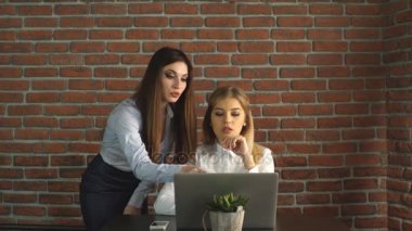 Ofis oturma toplantıda sahip iki genç iş kadınları