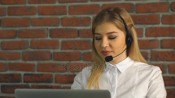 Primer plano de una hermosa mujer rubia de servicio al cliente de negocios — Vídeo de stock