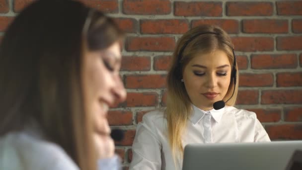 Müşteri Servisi takım kadın çağrı merkezi operatörü telefon gülümseyen — Stok video