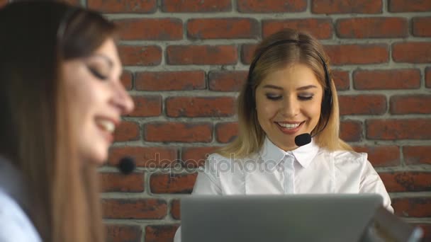 Pozytywne Blondynka w pracy w call center — Wideo stockowe