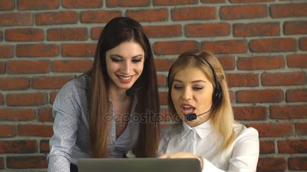Dos jóvenes empresarias trabajan en la computadora y huelen — Vídeo de stock