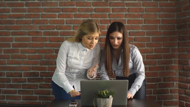 Twee jonge vrouwen zich verheugen in de overwinning — Stockvideo