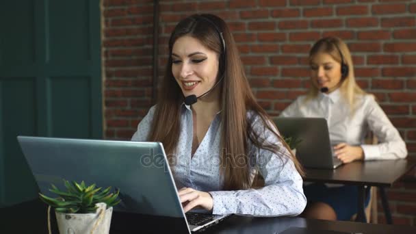 Trabajadora de servicio al cliente, operadora sonriente del centro de llamadas — Vídeos de Stock