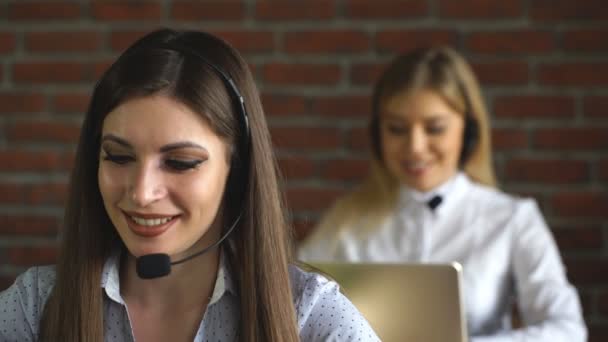 Operadores de call center feliz — Vídeo de Stock