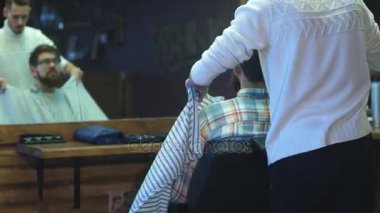 Kendine güvenen adam ziyaret kuaförü Kuaför Dükkanı.