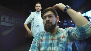 Kendine güvenen adam ziyaret kuaförü Kuaför Dükkanı.