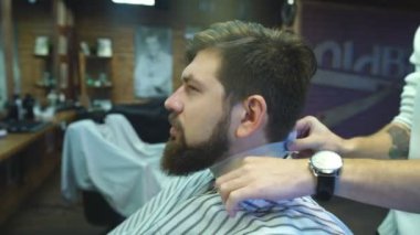 Kendine güvenen adam ziyaret kuaförü Kuaför Dükkanı.