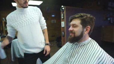 Kendine güvenen adam ziyaret kuaförü Kuaför Dükkanı.