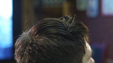 Genç erkek saç kesimi tarafından Kuaför Berber Dükkanı, sandalyede otururken getting sakallı