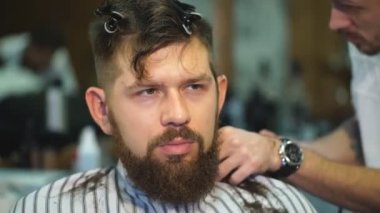 Hipster istemci ziyaret Kuaför Salonu