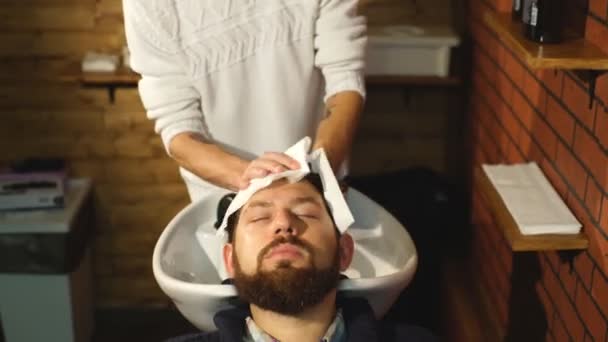 Cabeleireiro clientes de lavagem cabelo na barbearia — Vídeo de Stock