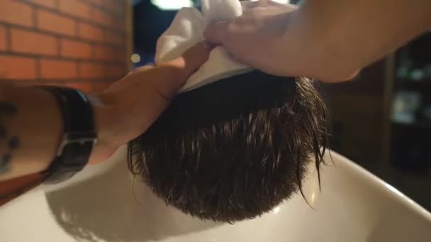 Berber dükkanında müşterilerin saçını yıkayan kuaför. — Stok video