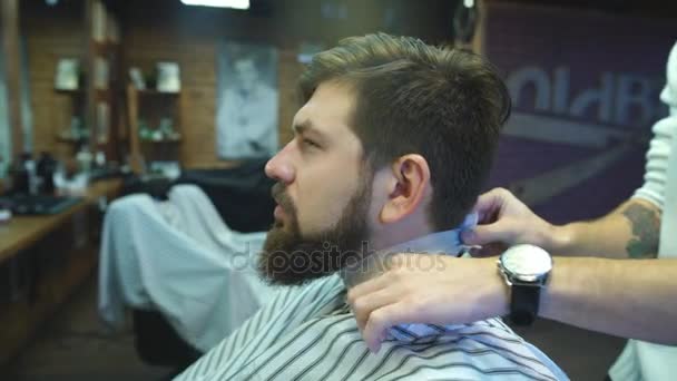 Hombre seguro visitando peluquero en la peluquería . — Vídeos de Stock