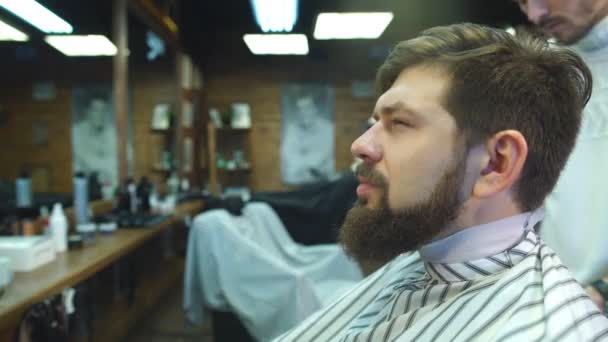 Hombre seguro visitando peluquero en la peluquería . — Vídeos de Stock