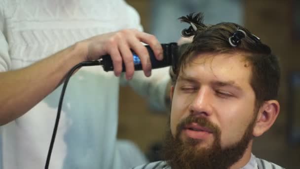 La peluquería hace que el peinado sea un hombre con barba — Vídeos de Stock
