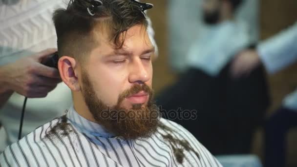 Corte de cabelo dos homens na tesoura do barbeiro — Vídeo de Stock