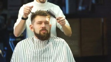 Kendine güvenen adam ziyaret kuaförü Kuaför Dükkanı.