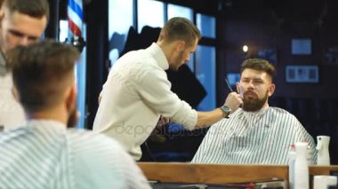 Genç erkek saç kesimi tarafından Kuaför Berber Dükkanı, sandalyede otururken getting sakallı