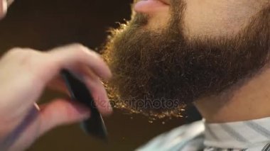 Sakal ve bıyık kuaför dükkanında bakım sırasında istemci