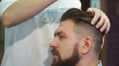 Saç sakal ve bıyık tedavisinde Kuaför Salonu